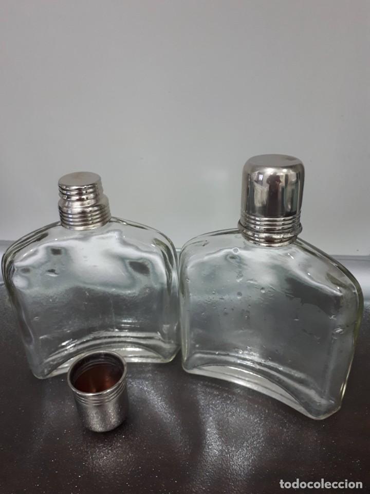 Antig&uuml;edades: petaca de cristal pack de dos con funda de cuero - Foto 2