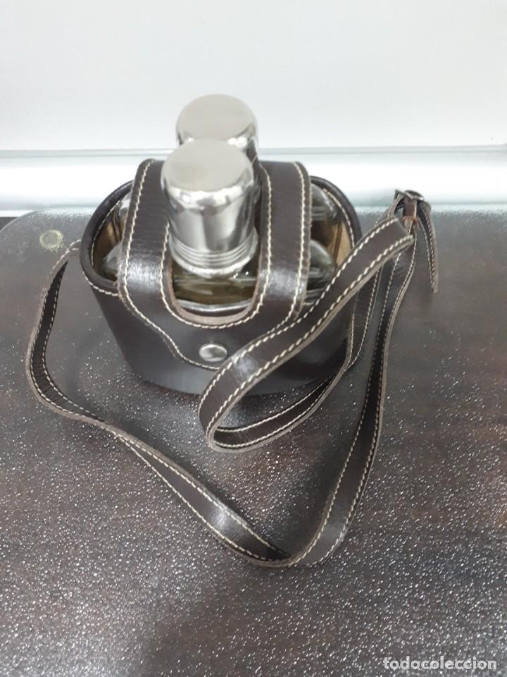 Antig&uuml;edades: petaca de cristal pack de dos con funda de cuero - Foto 3