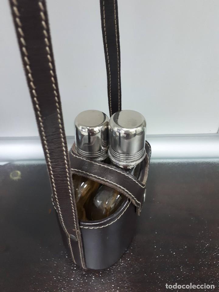 Antig&uuml;edades: petaca de cristal pack de dos con funda de cuero - Foto 4
