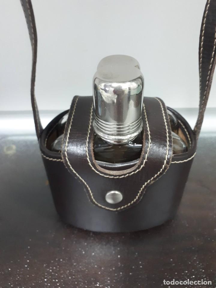 Antig&uuml;edades: petaca de cristal pack de dos con funda de cuero - Foto 5