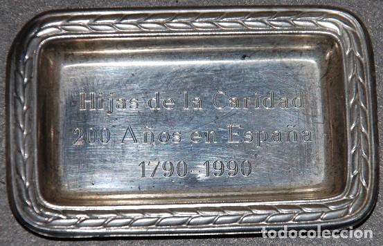 Antiquit&auml;ten: BANDEJA MINIATURA BICENTENARIO DE LAS HIJAS DE LA CARIDAD EN ESPA&Ntilde;A (1790-1990)