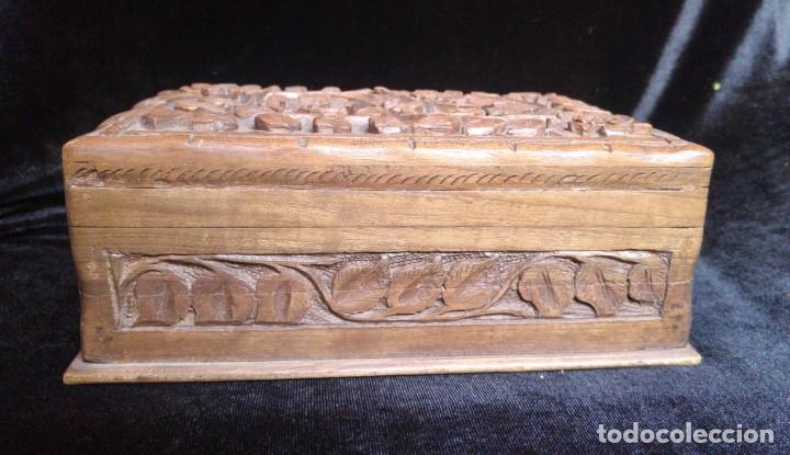 Antig&uuml;edades: Caja de madera de nogal tallada. - Foto 1