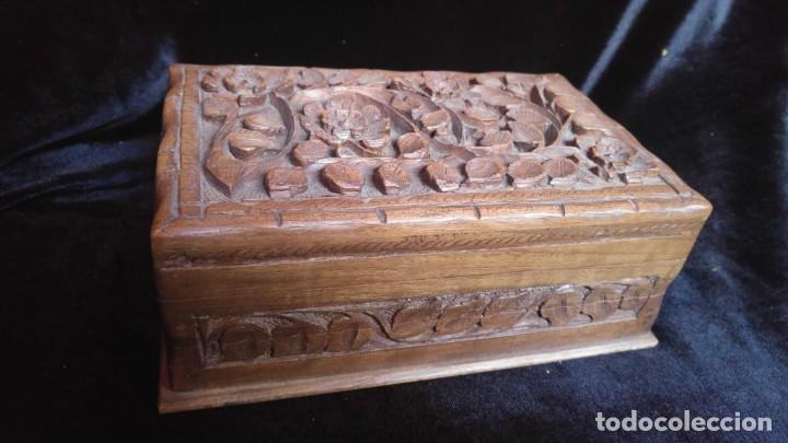 Antig&uuml;edades: Caja de madera de nogal tallada. - Foto 2