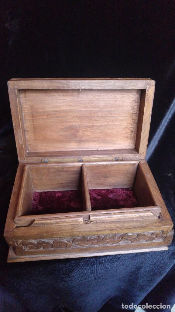 Antig&uuml;edades: Caja de madera de nogal tallada. - Foto 3