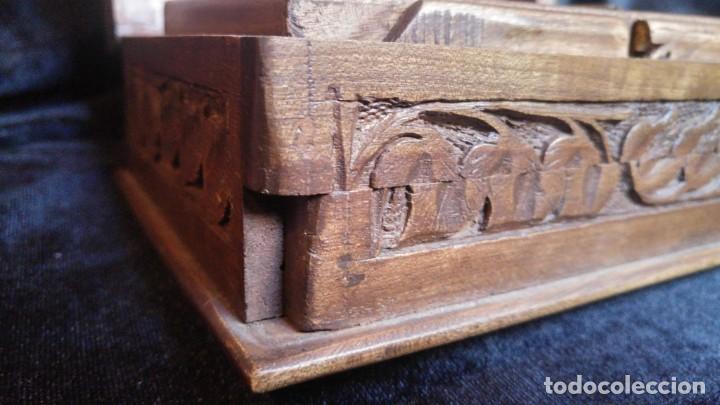 Antig&uuml;edades: Caja de madera de nogal tallada. - Foto 6