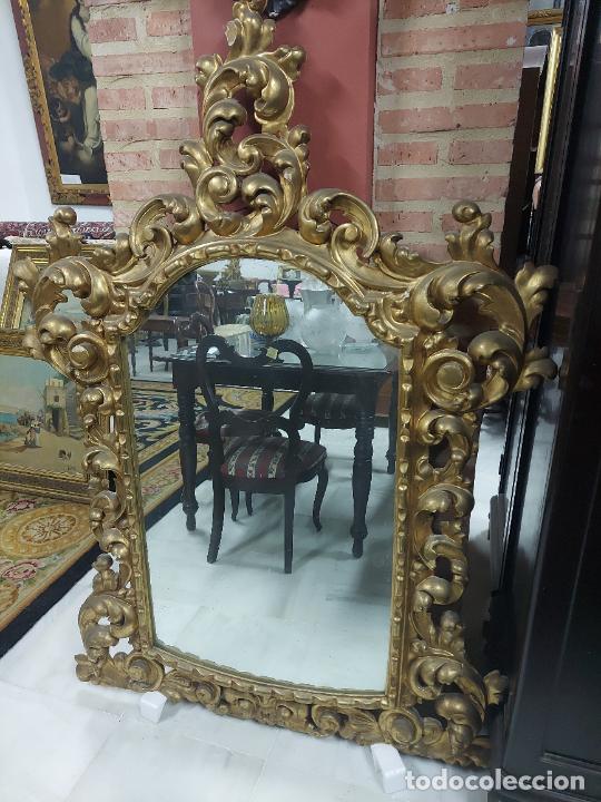 Antig&uuml;edades: Espejo en madera tallada y dorada - Foto 9