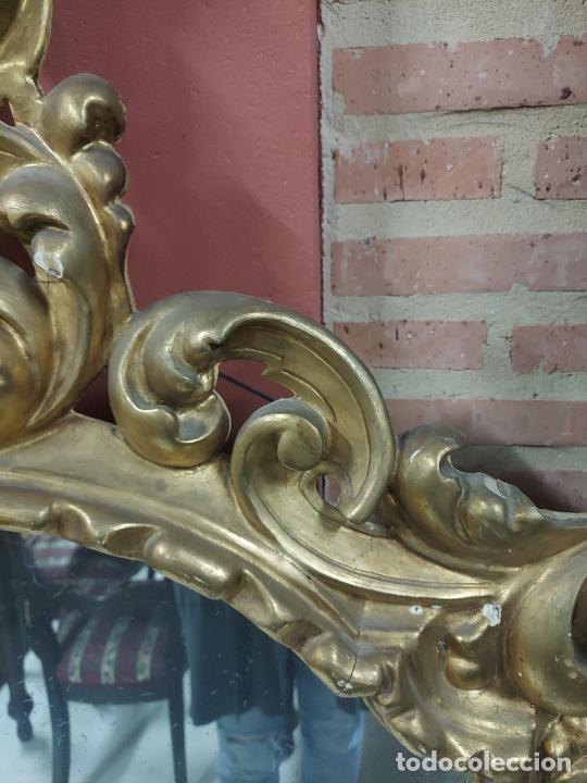 Antig&uuml;edades: Espejo en madera tallada y dorada - Foto 12