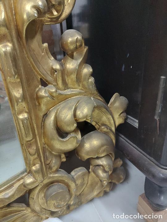 Antig&uuml;edades: Espejo en madera tallada y dorada - Foto 20