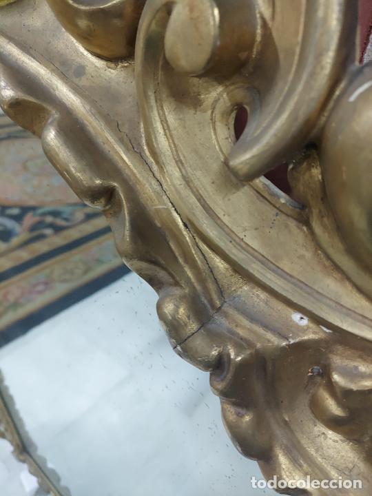 Antig&uuml;edades: Espejo en madera tallada y dorada - Foto 23