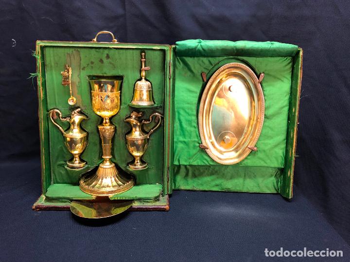 Antigüedades: ESTUCHE COMPLETO DE CALIZ, VINAGERAS, CUCHARA,CAMPANITA,BANDEJA Y PATENA. Lote 248124585