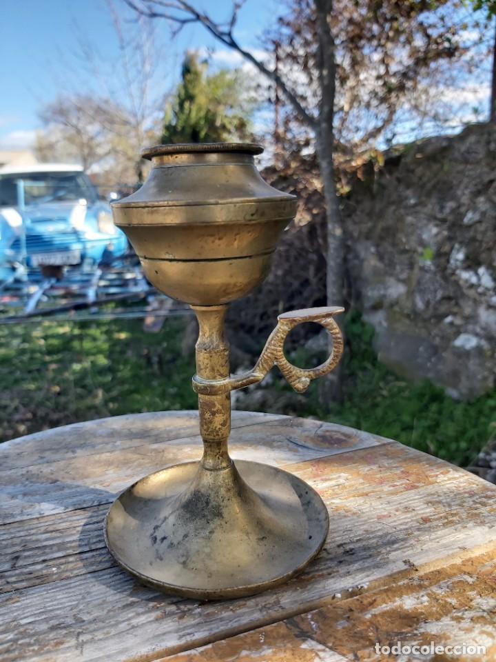 Antig&uuml;edades: Quinqu&eacute; candelabro de bronce con asa. Antiguo. - Foto 1