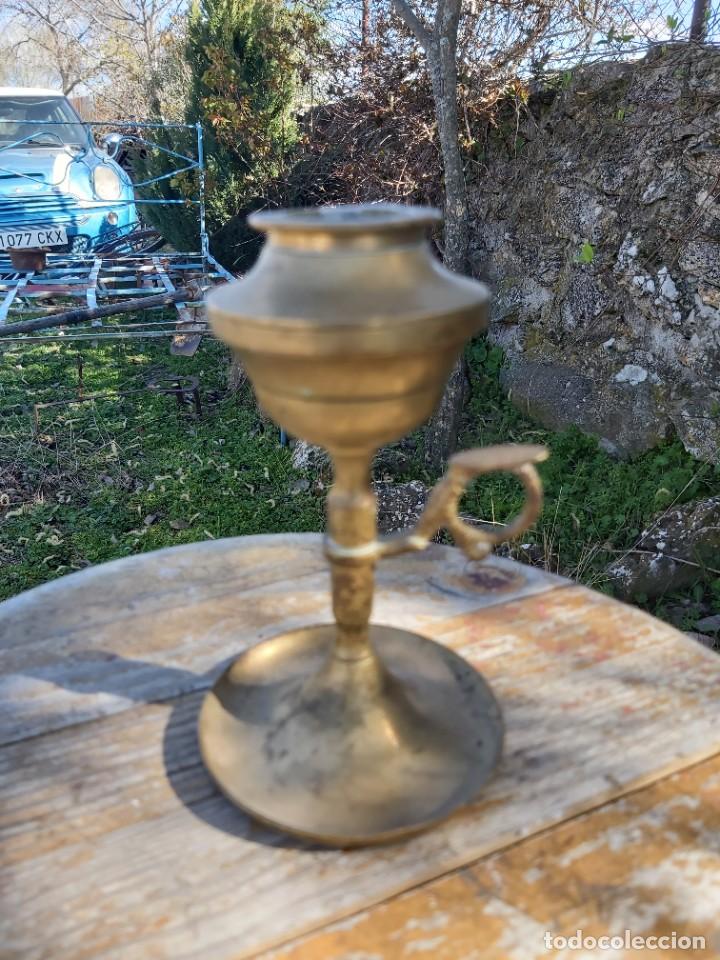 Antig&uuml;edades: Quinqu&eacute; candelabro de bronce con asa. Antiguo. - Foto 2