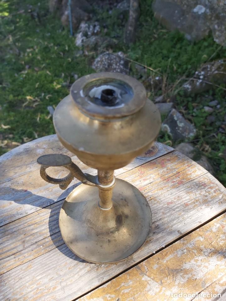 Antig&uuml;edades: Quinqu&eacute; candelabro de bronce con asa. Antiguo. - Foto 3