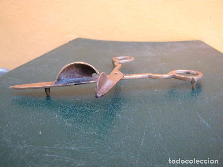 Antig&uuml;edades: 19.- Apagavelas bronce - Foto 1