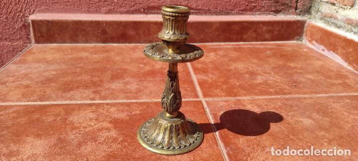 Antig&uuml;edades: CANDELABRO DE BRONCE LABRADO - ANTIGUO - Foto 1