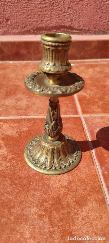 Antig&uuml;edades: CANDELABRO DE BRONCE LABRADO - ANTIGUO - Foto 2