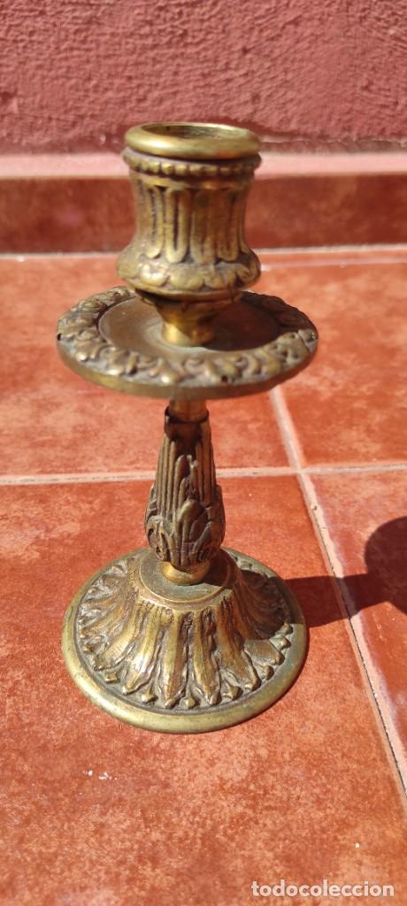 Antig&uuml;edades: CANDELABRO DE BRONCE LABRADO - ANTIGUO - Foto 3