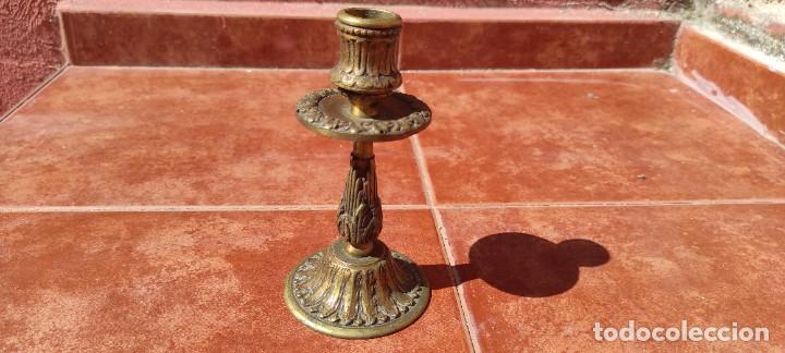 Antig&uuml;edades: CANDELABRO DE BRONCE LABRADO - ANTIGUO - Foto 4
