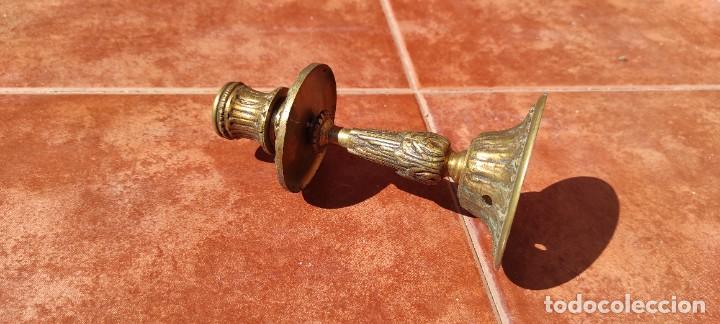 Antig&uuml;edades: CANDELABRO DE BRONCE LABRADO - ANTIGUO - Foto 5