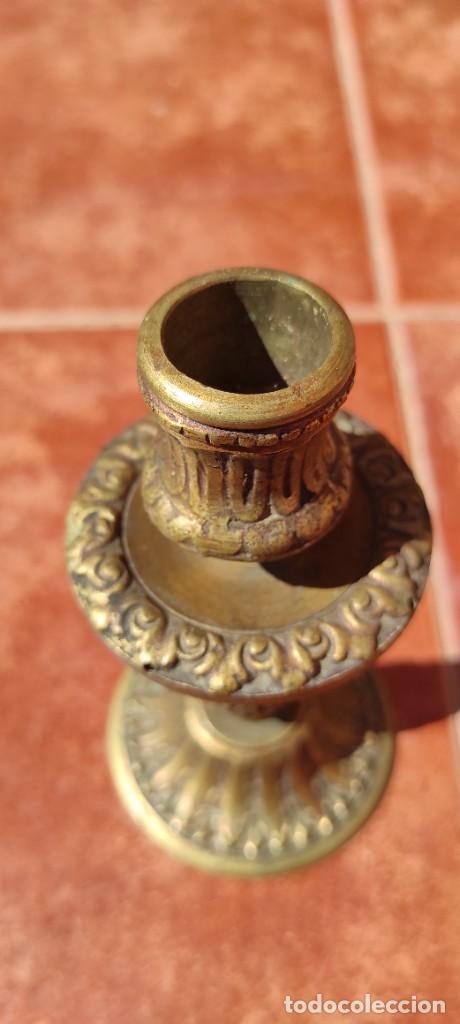 Antig&uuml;edades: CANDELABRO DE BRONCE LABRADO - ANTIGUO - Foto 7