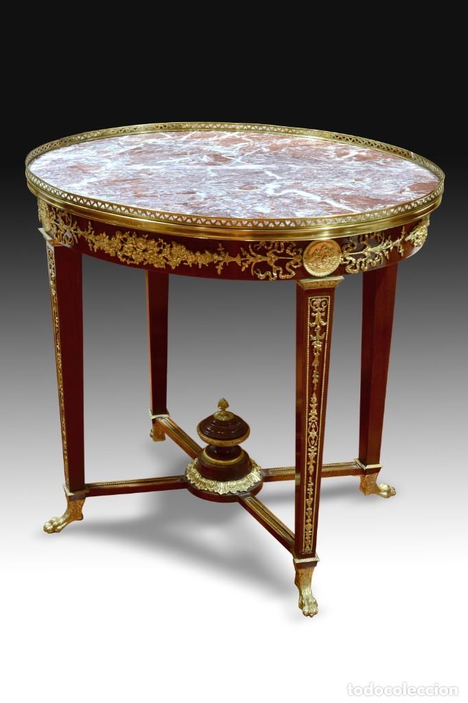 Antig&uuml;edades: Mesa de estilo Imperio con tablero superior de m&aacute;rmol. - Foto 1