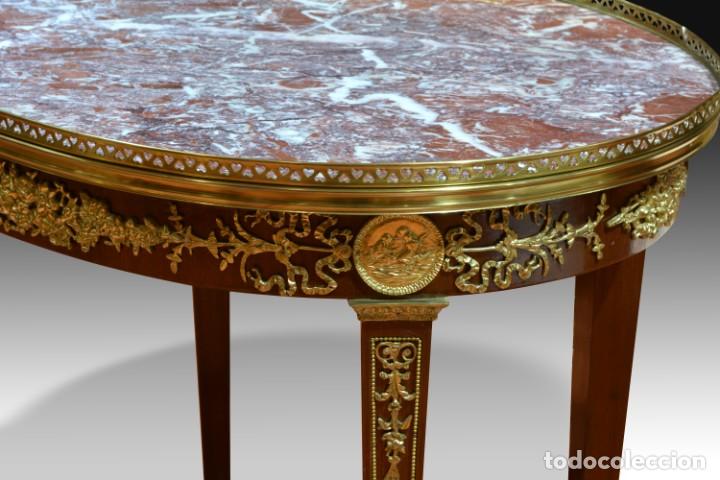 Antig&uuml;edades: Mesa de estilo Imperio con tablero superior de m&aacute;rmol. - Foto 2