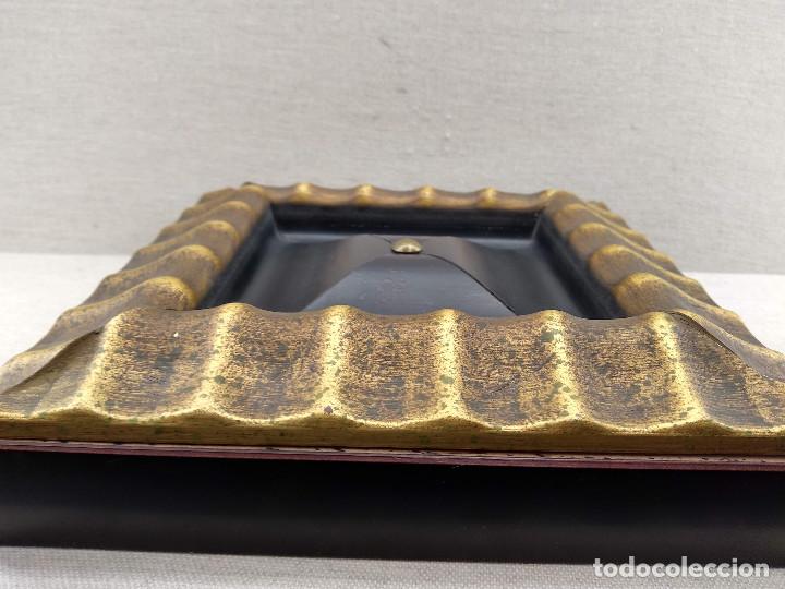 Antig&uuml;edades: Peana de madera con tachuela 20 x 20