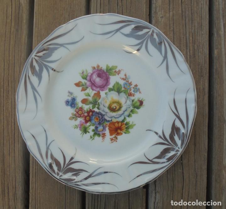 Antig&uuml;edades: Plato con adornos plateados - Foto 1