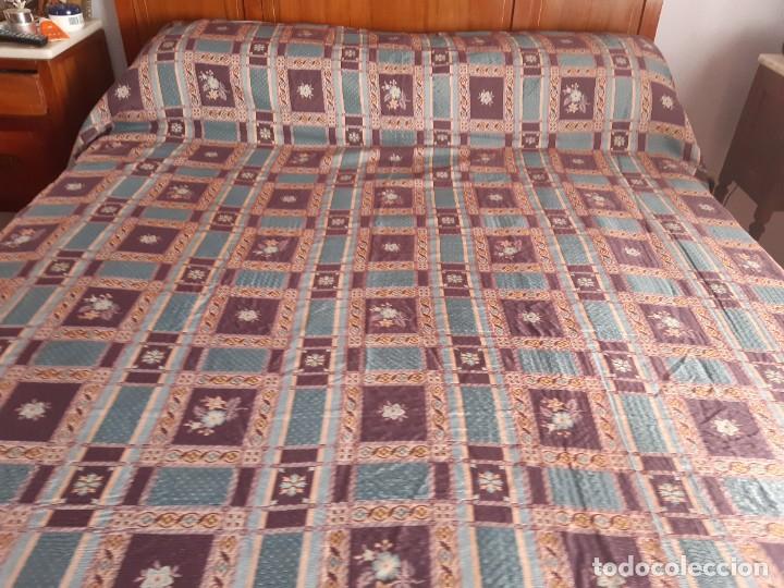Antig&uuml;edades: COLCHA DE DOS CARAS PARA CAMA DE 150. - Foto 2