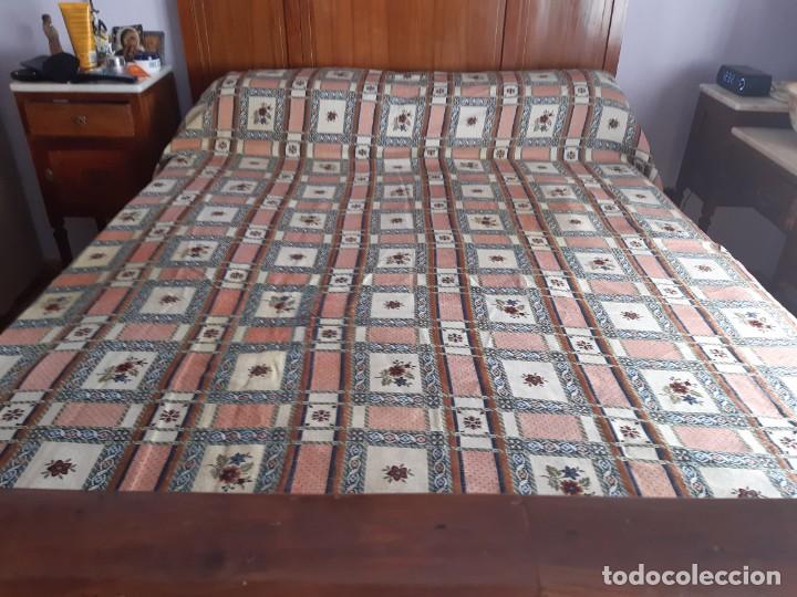 Antig&uuml;edades: COLCHA DE DOS CARAS PARA CAMA DE 150. - Foto 8