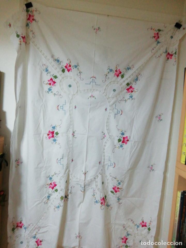 Antig&uuml;edades: MANTEL ALGOD&Oacute;N. BORDADO A MANO. ENCAJES. 2M (Rf:E-71 /g) - Foto 1