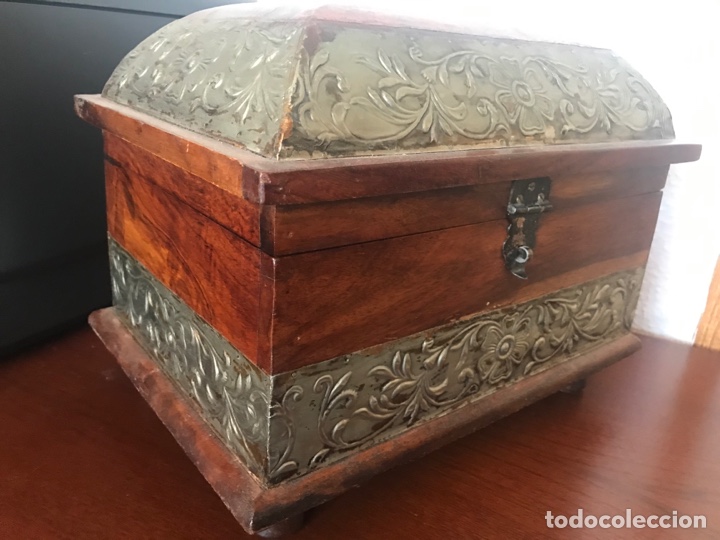 Antig&uuml;edades: Espectacular cofre joyero ba&uacute;l de madera y esta&ntilde;o - Foto 2