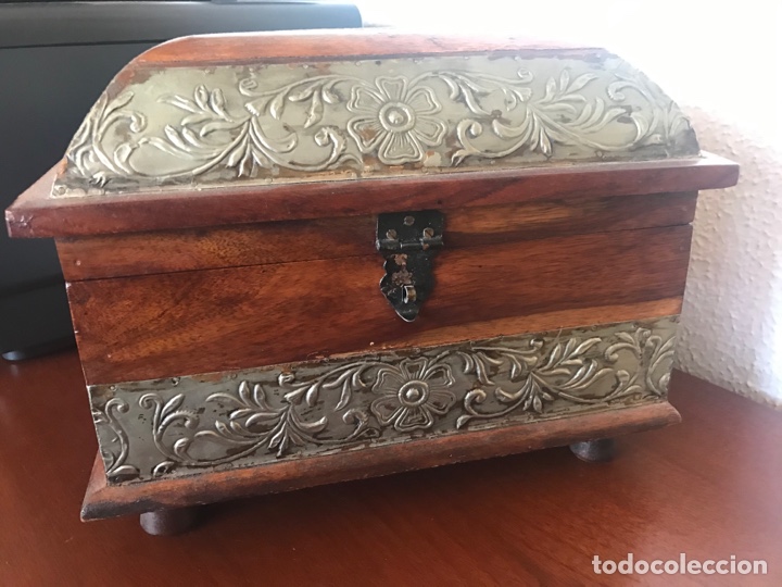 Antig&uuml;edades: Espectacular cofre joyero ba&uacute;l de madera y esta&ntilde;o - Foto 1