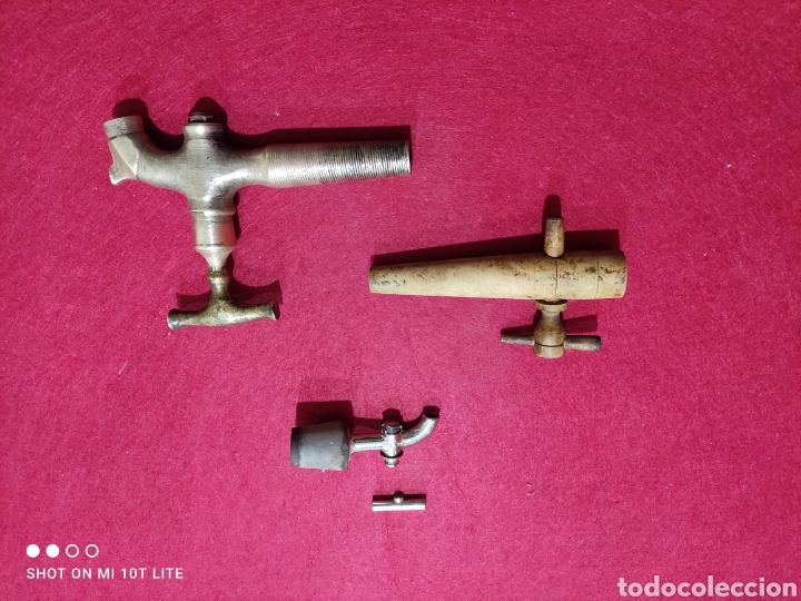 Antig&uuml;edades: lote Grifo barrica madera y bronce