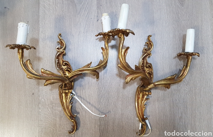Antig&uuml;edades: PAREJA DE APLIQUES DE BRONCE DE DOS BRAZOS ESTILO LUIS XV - Foto 1