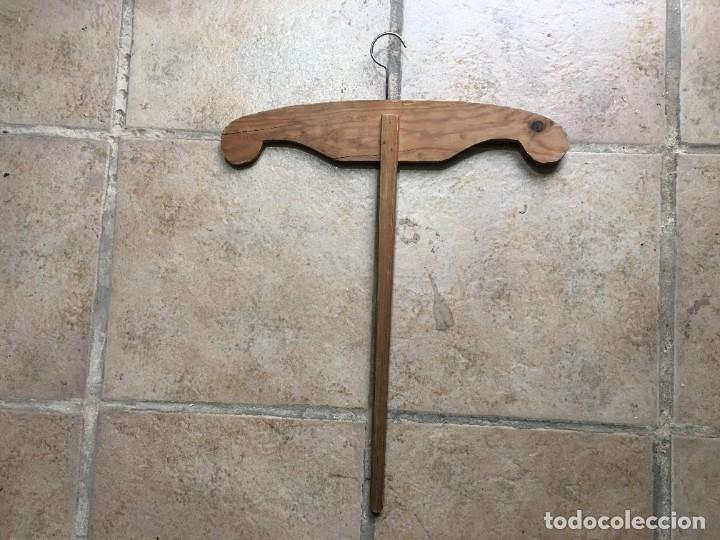Antig&uuml;edades: ANTIGUA PERCHA DE MADERA - Foto 1