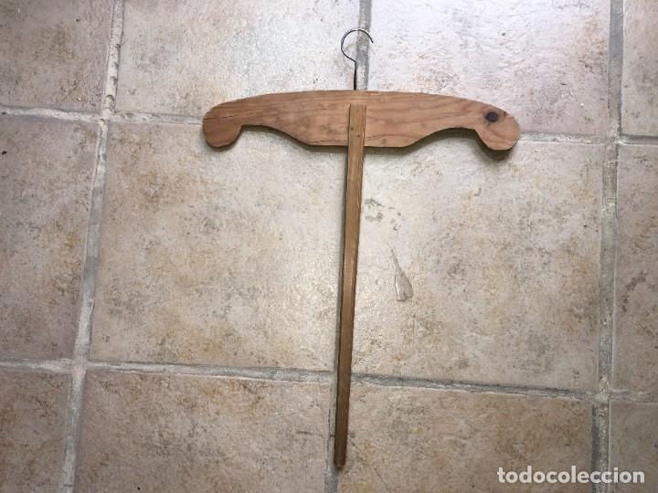 Antig&uuml;edades: ANTIGUA PERCHA DE MADERA - Foto 2