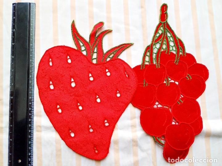 Antig&uuml;edades: FRESA Y RACIMO DE UVAS - BORDADO - Foto 1