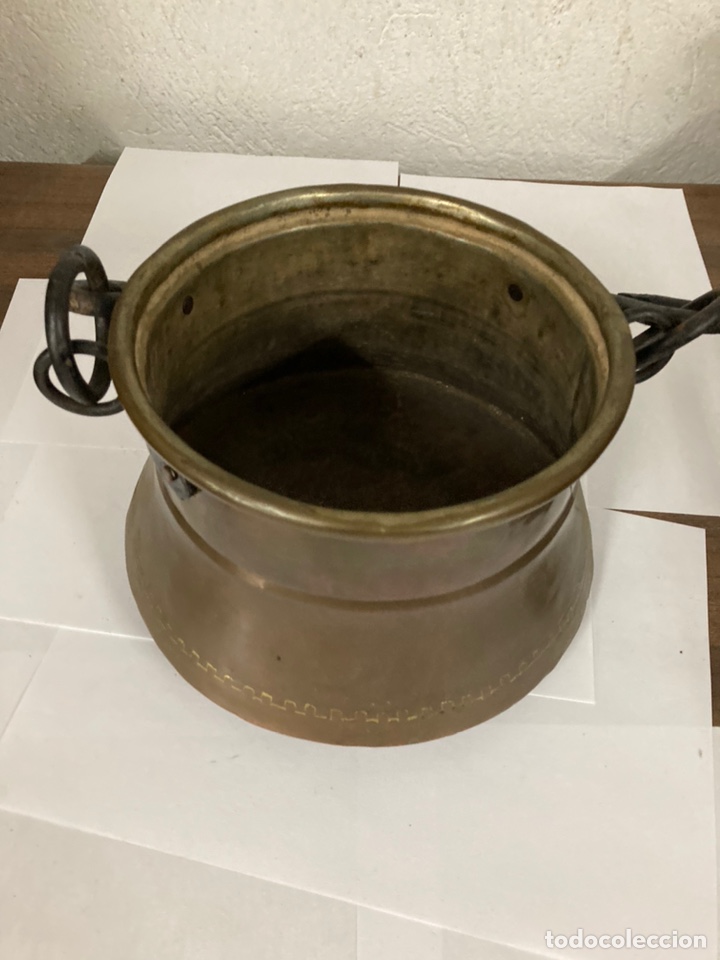 Antiquit&eacute;s: Olla de bronce maciza echa a mano con asa Siglo XVIII