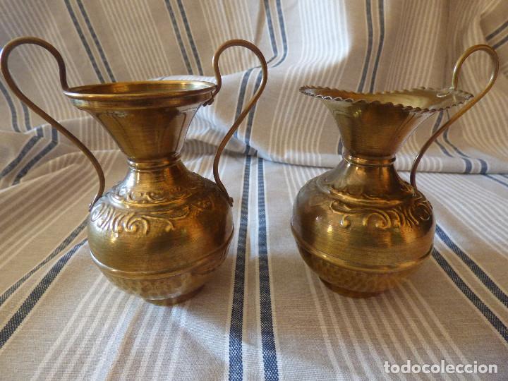 Antiguidades: Lote de dos bonitas, jarras de bronce.