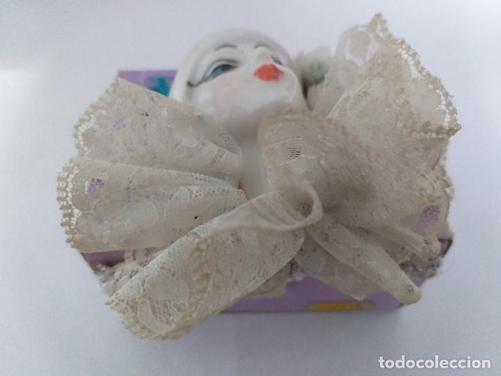 Antig&uuml;edades: Caja busto de mu&ntilde;eca de porcelana. M&uacute;ltiples elementos. - Foto 2