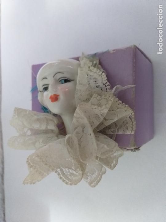 Antig&uuml;edades: Caja busto de mu&ntilde;eca de porcelana. M&uacute;ltiples elementos. - Foto 3