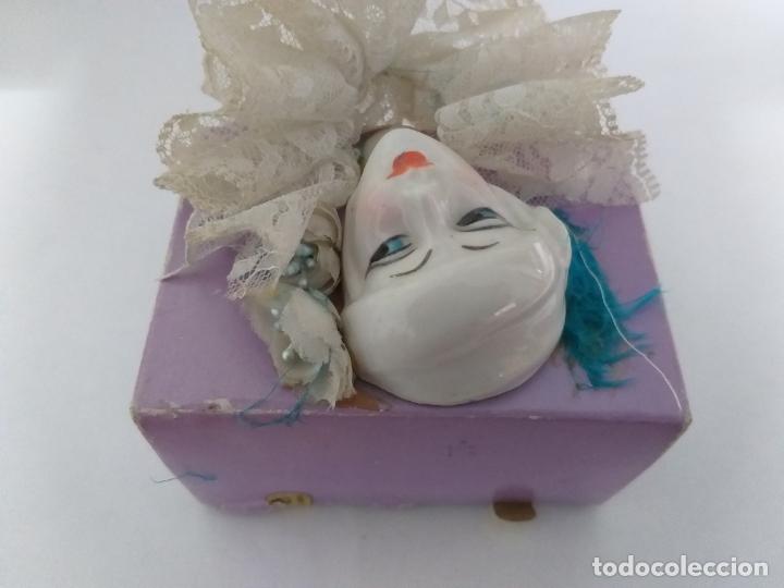 Antig&uuml;edades: Caja busto de mu&ntilde;eca de porcelana. M&uacute;ltiples elementos. - Foto 4