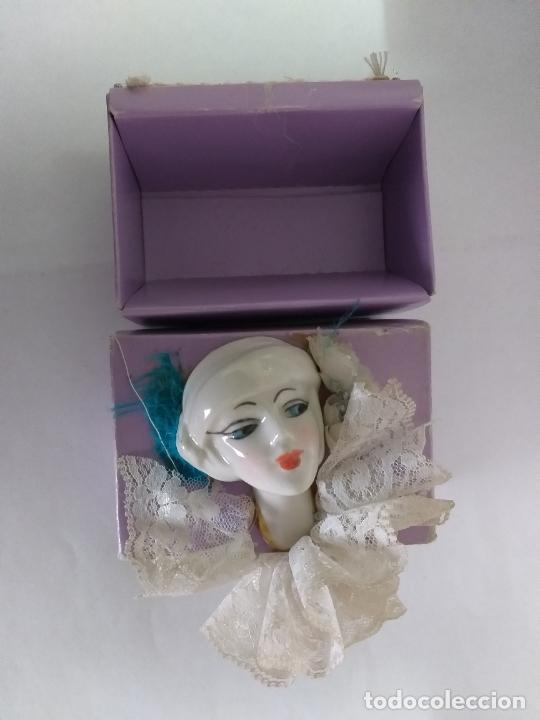 Antig&uuml;edades: Caja busto de mu&ntilde;eca de porcelana. M&uacute;ltiples elementos. - Foto 5