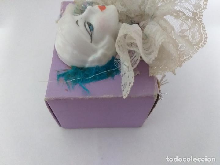 Antig&uuml;edades: Caja busto de mu&ntilde;eca de porcelana. M&uacute;ltiples elementos. - Foto 6
