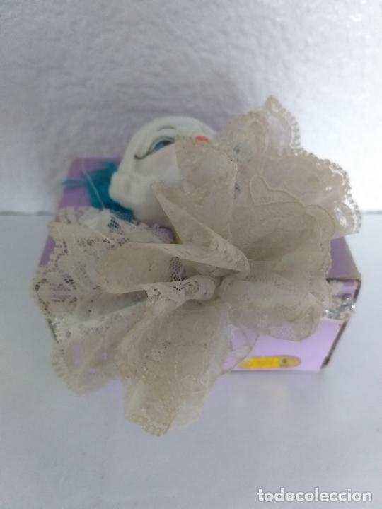 Antig&uuml;edades: Caja busto de mu&ntilde;eca de porcelana. M&uacute;ltiples elementos. - Foto 9