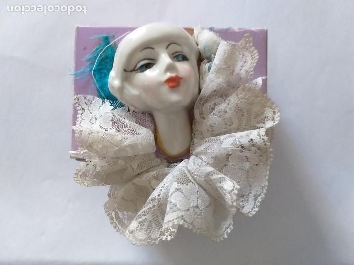 Antig&uuml;edades: Caja busto de mu&ntilde;eca de porcelana. M&uacute;ltiples elementos. - Foto 1