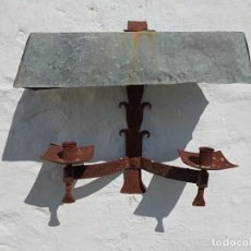 Antigüedades: GRAN LAMPARA APLIQUE ANTIGUO DOS LUCES - HIERRO FORJA ESTILO GOTICO - PANTALLA NETA DE COBRE. Lote 250350860