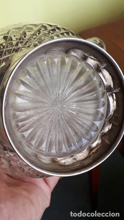 Antig&uuml;edades: Jarra de cristal y base de plata - Foto 3