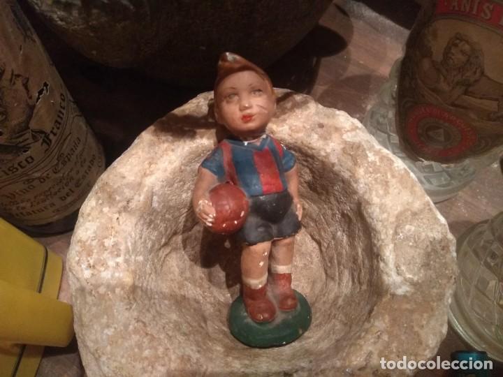 Antig&uuml;edades: Muy antigua figura futbolista Bar&ccedil;a. Mide 14 cms